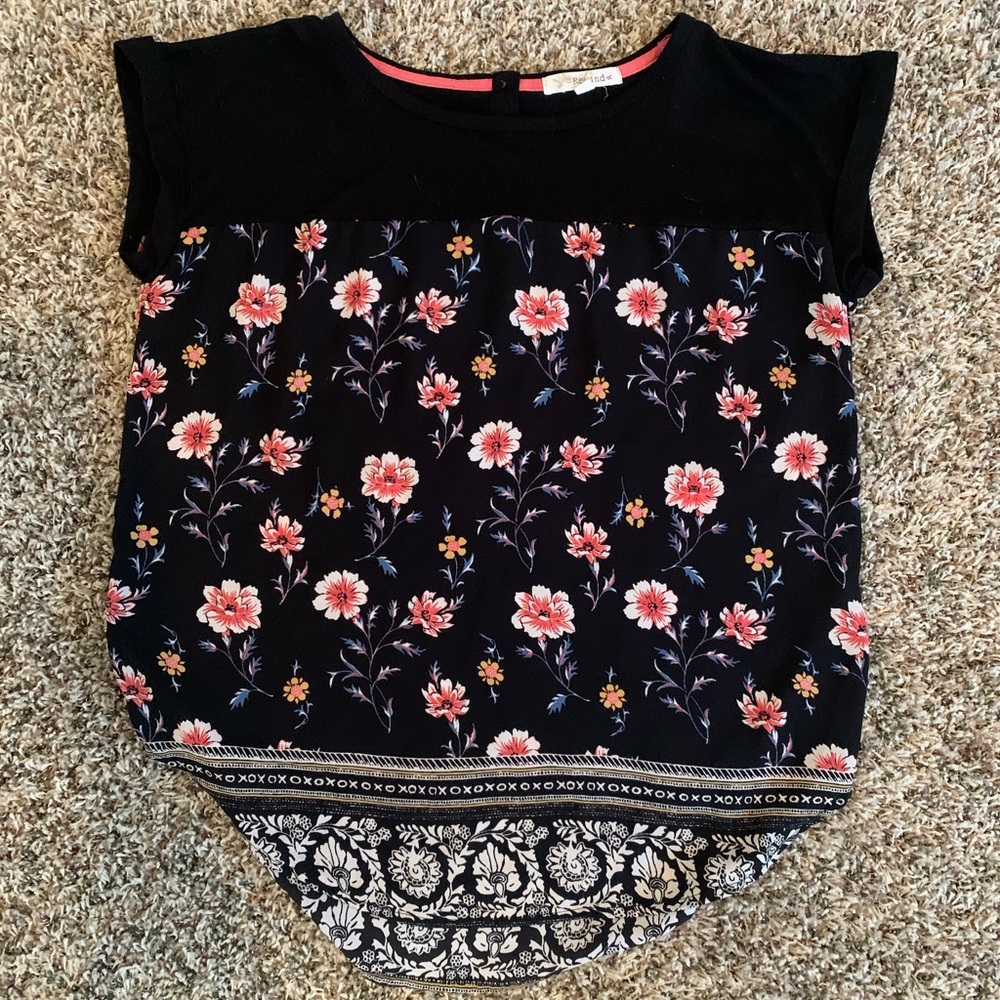 Cute rewind floral shirt!👚🌸